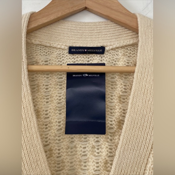 Brandy Melville LADIES’ OVERSIZE CREAM CABLE KNIT SWEATER Cardigan NEW NWT O/S - Picture 2 of 9